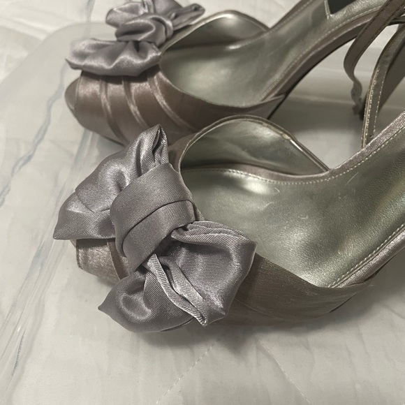 Nina New York silver with lavender hue satin ankle strap heels. Bows - Picture 3 of 11